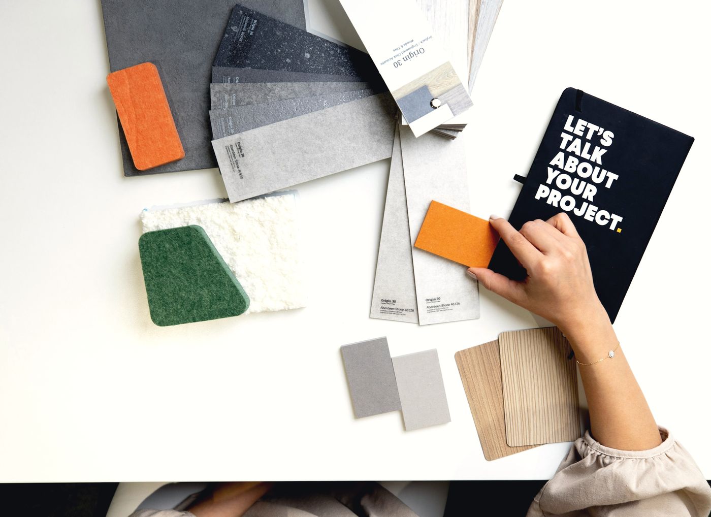 Muestras de materiales y colores sobre una mesa de trabajo