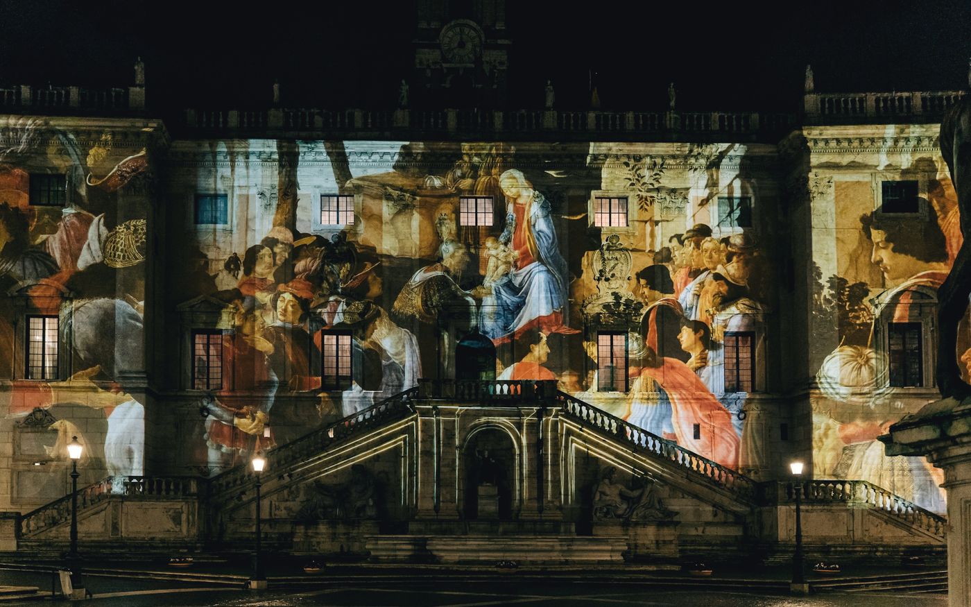 Fachada histórica con una pintura proyectada sobre ella